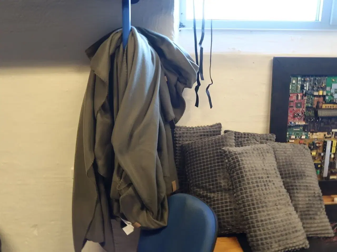 Billede 5 - Bord med indhold + stole