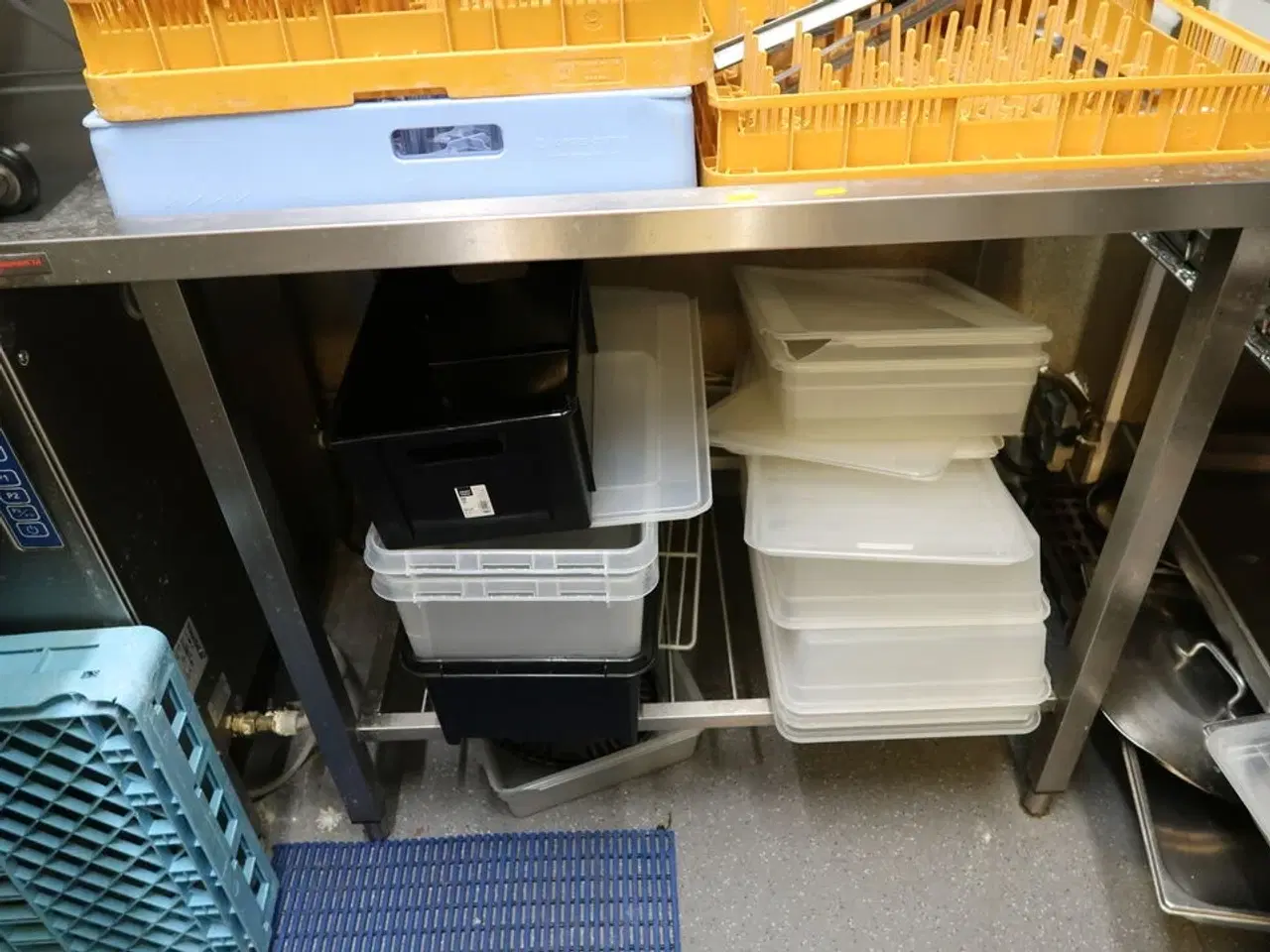 Billede 3 - Rustfri stålbord med indhold