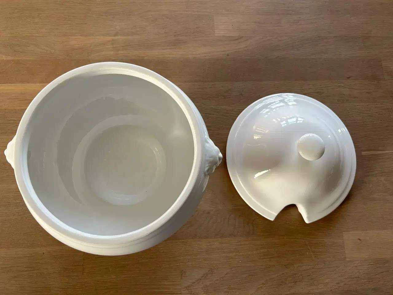 Billede 3 - Stor hvid suppeterrin med løvehoveder og låg