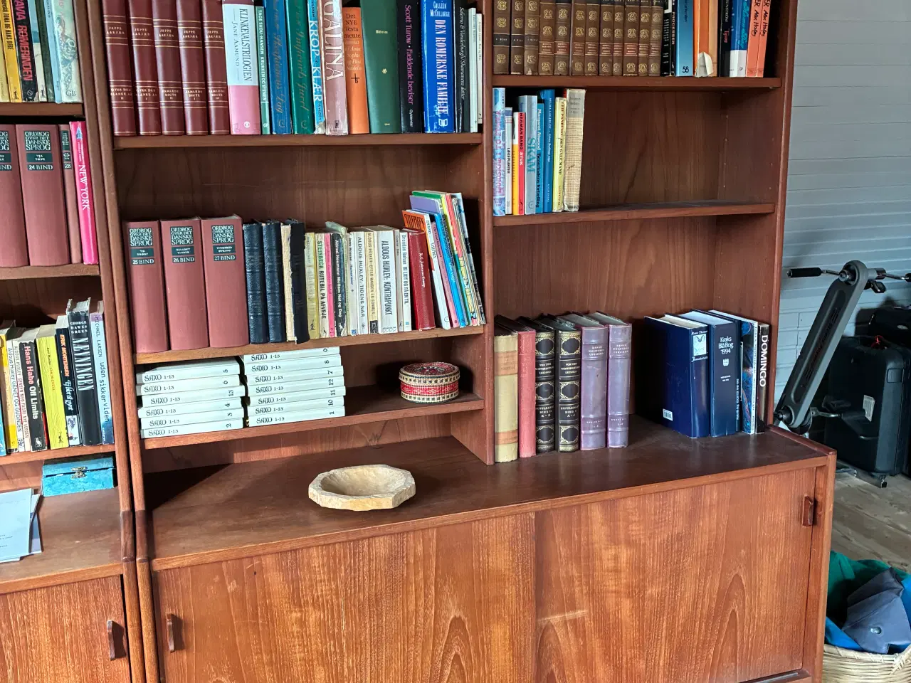 Billede 1 - 2 teak reoler samlet 2000,- kr.