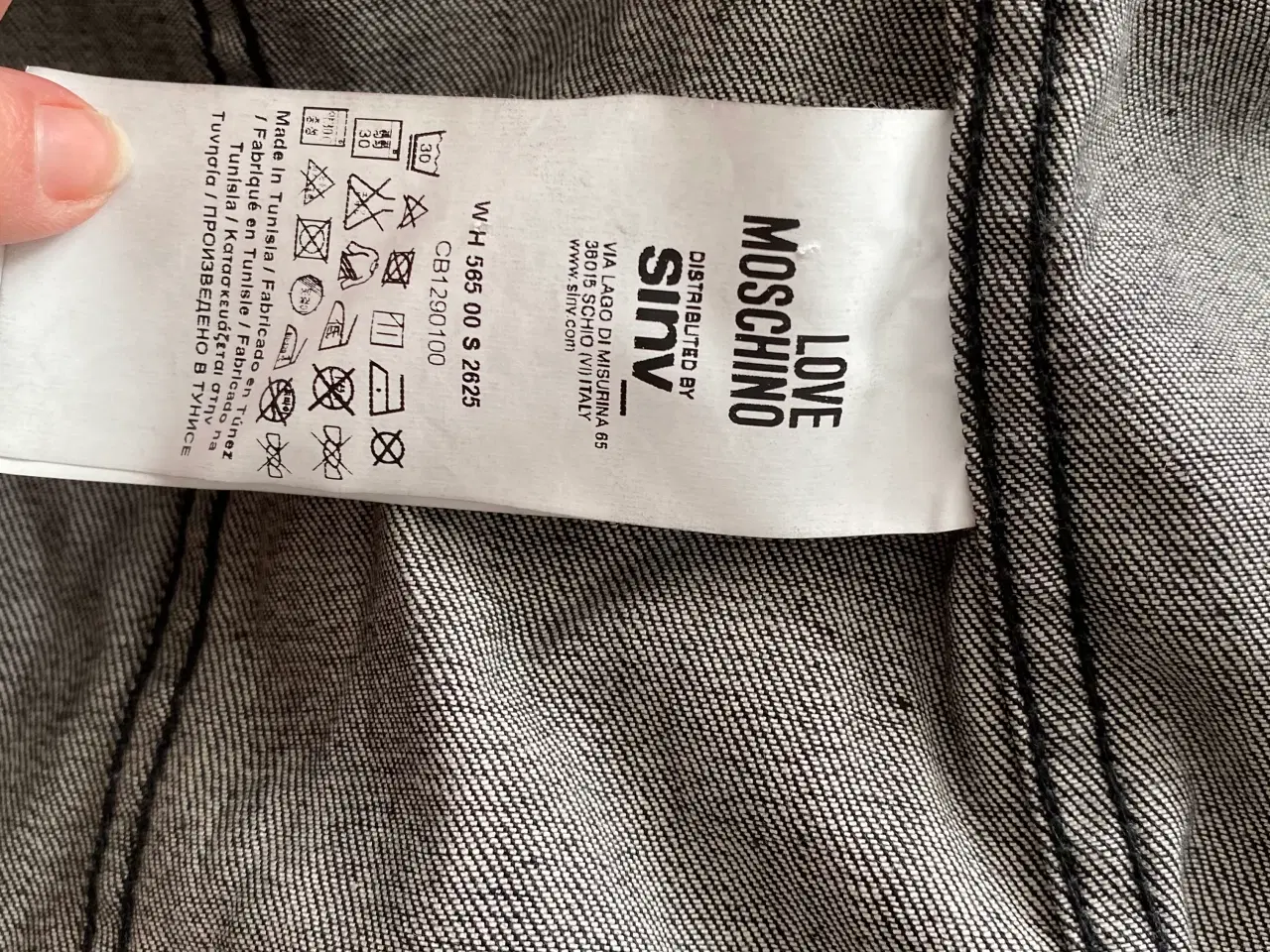 Billede 4 - Denim jakke Love Moschino som ny 