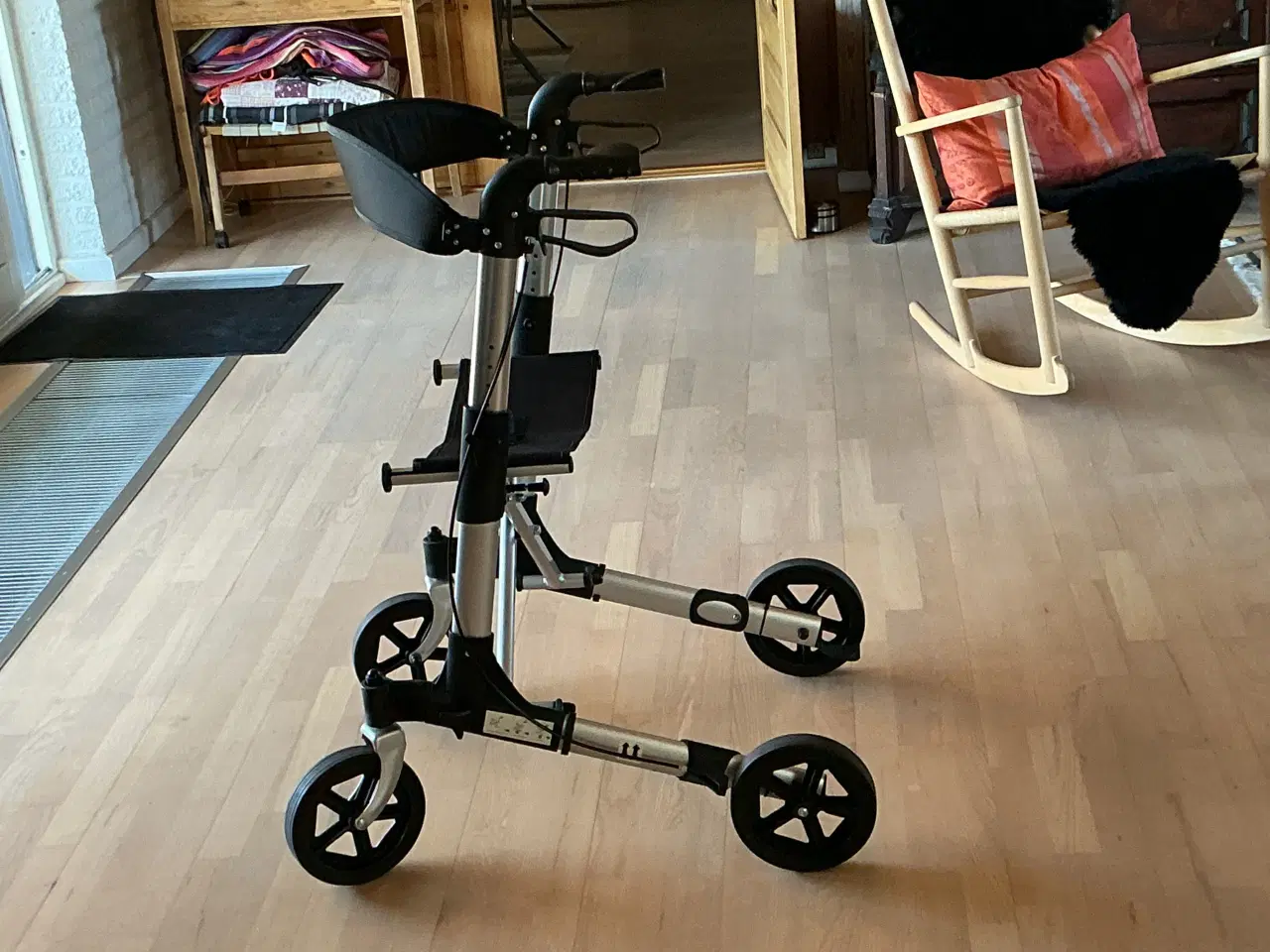 Billede 2 - Rollator - pæn, meget lidt brugt.