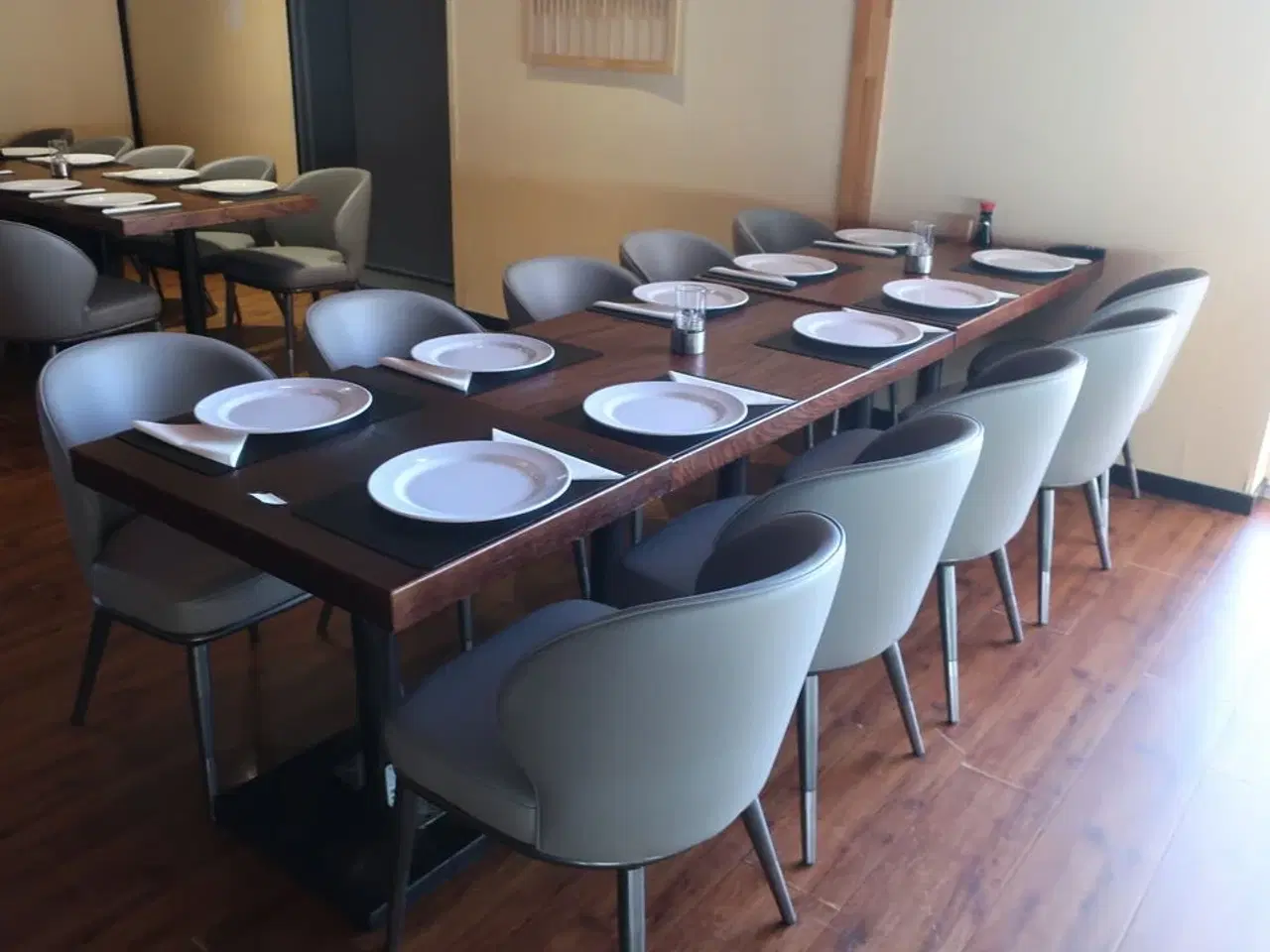 Billede 1 - 3 borde og 10 nye stole