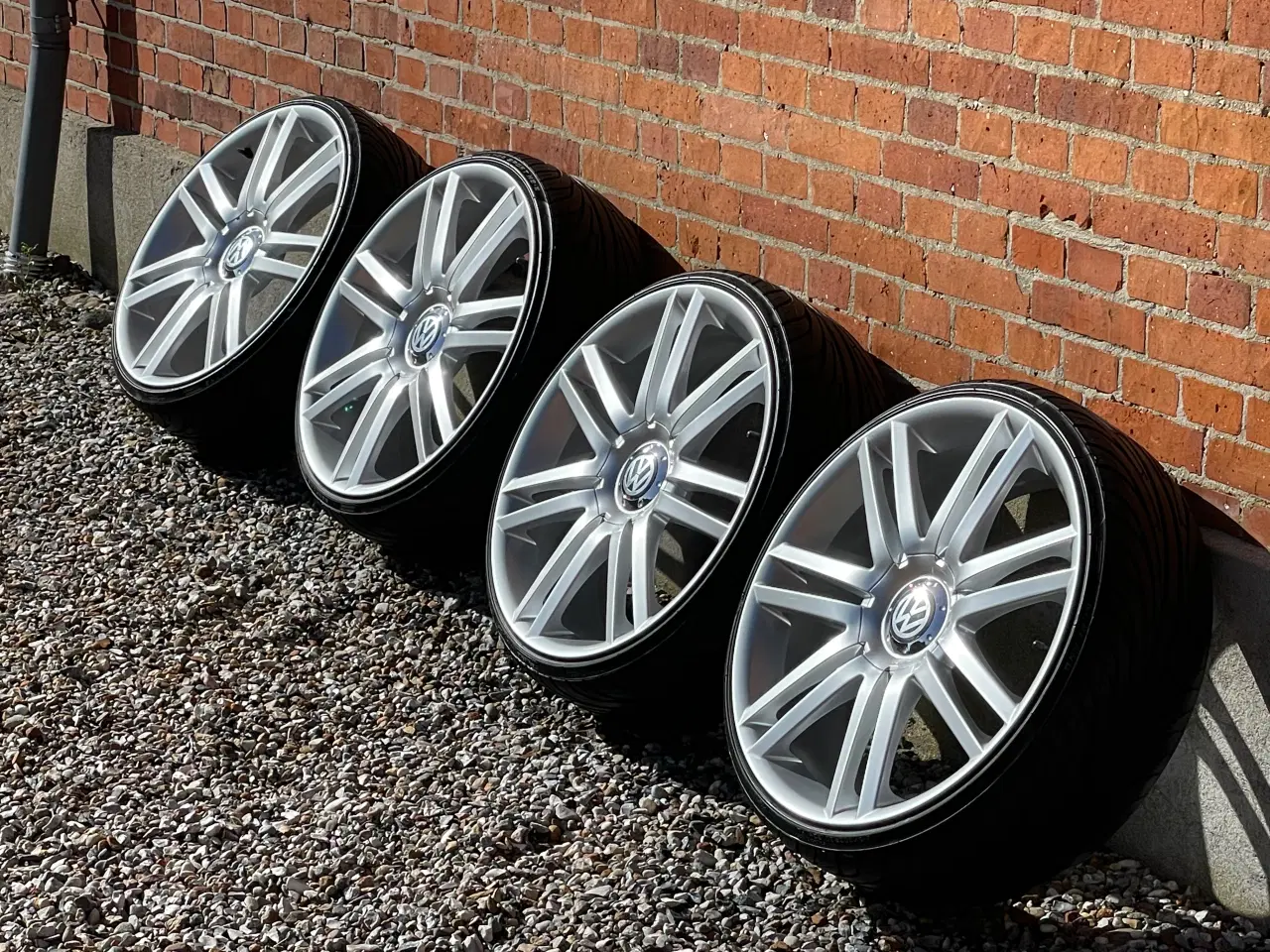 Billede 1 - Alufælge, 20" 215/30/R20 Der er 2 krydsmål 5 x112