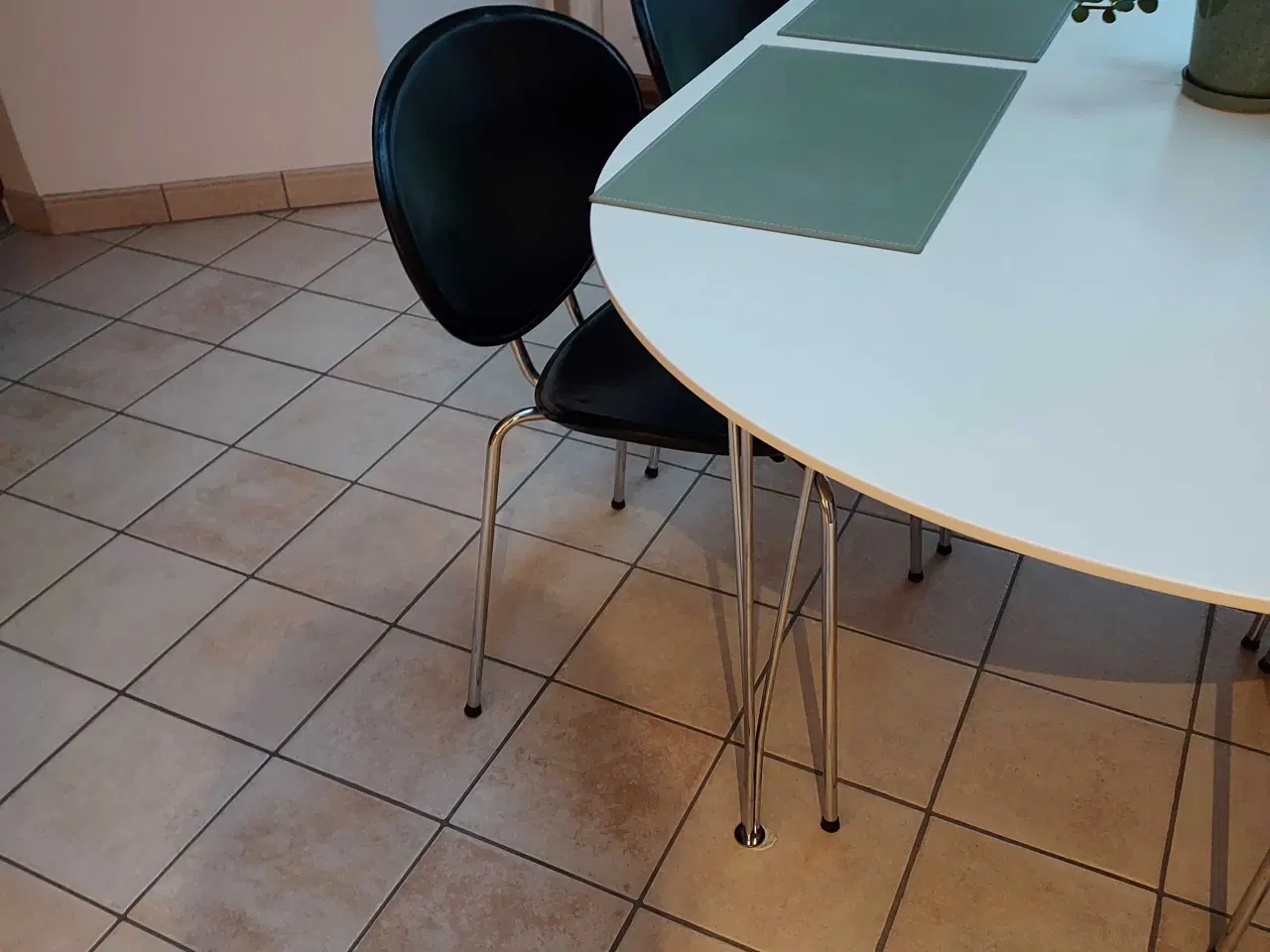 Billede 3 - 4 stk spisebordsstole I kunstlæder