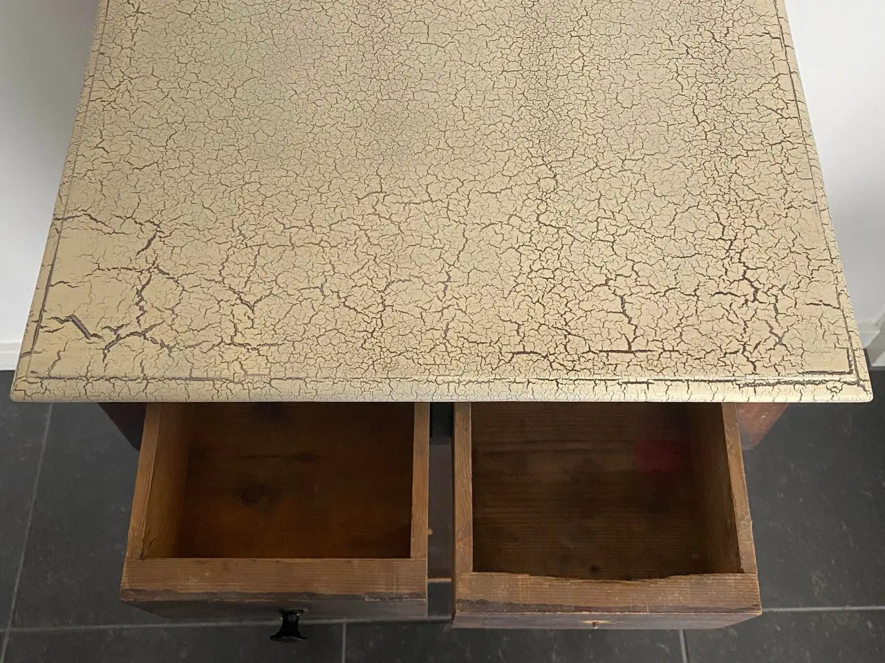 Billede 2 - Højt bord med patina og 2 skuffer
