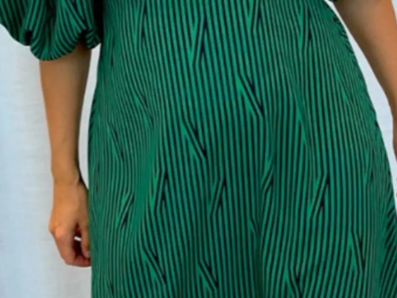 Billede 1 - Flot kjole med grafiske striber 