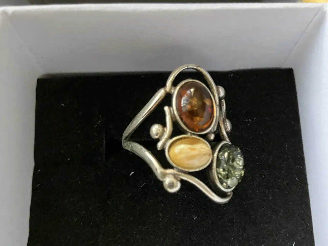 Billede 3 - Sølvring med hvid, grøn og brun rav