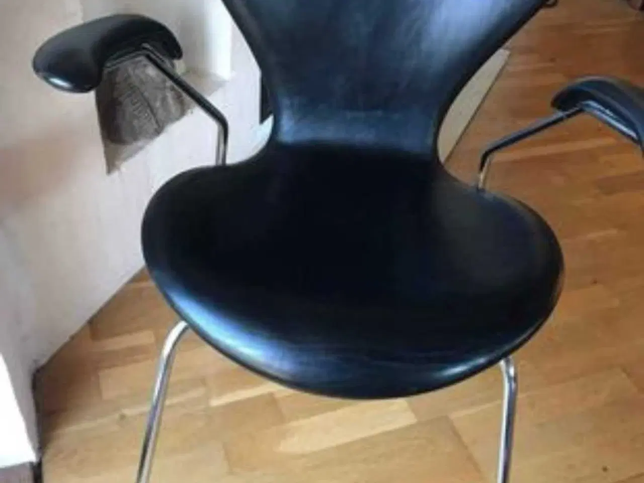 Billede 3 - 6 stk 7'ern stole med armlæn fra Arne Jacobsen