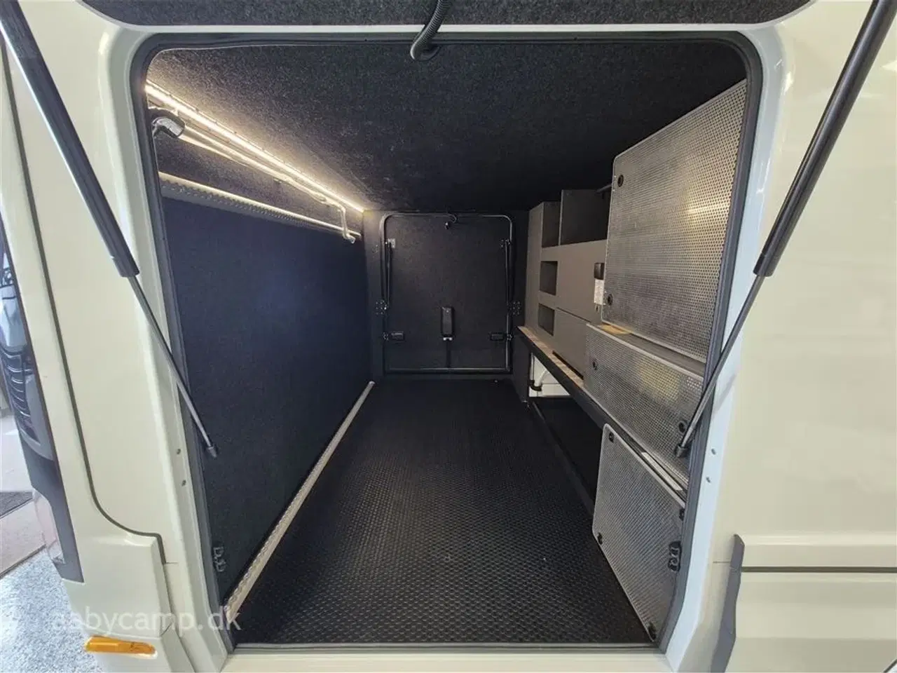 Billede 35 - 2025 - Niesmann+Bischoff Arto 78   solceller. 3x150 Ah lithium batterier. 3000w inverter. Elektrisk markise. Udv. gas/vand. Helårsdæk. 2x TV. Duo control. luft undervogn. Hydrauliske støtteben.