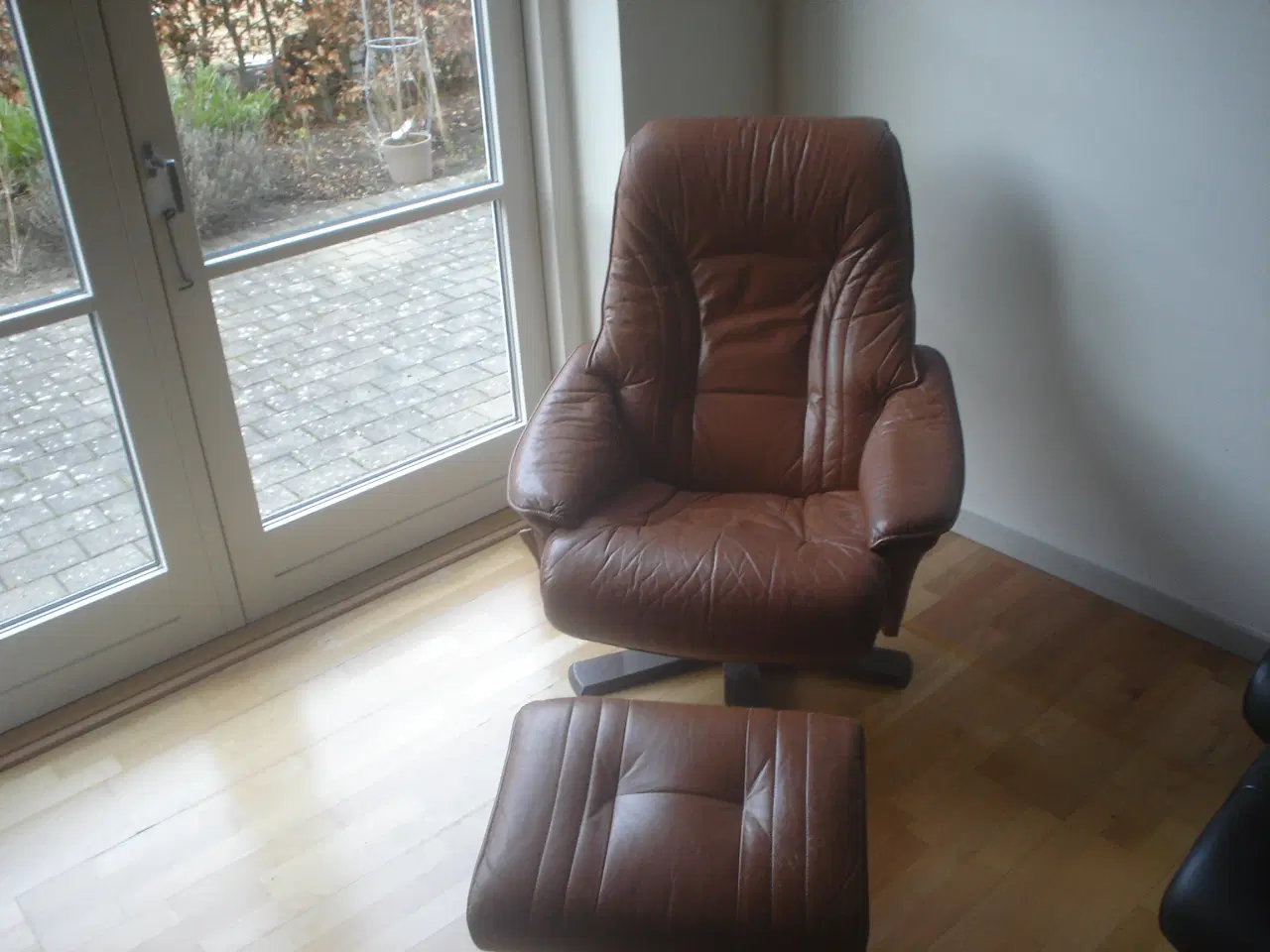 Billede 1 - Lænestol med fodskammel