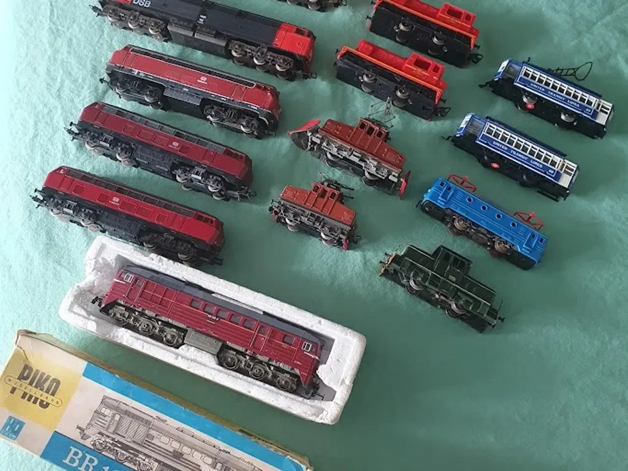Billede 2 - Modeltog HO - lokomotiver - vogne - skinner - huse