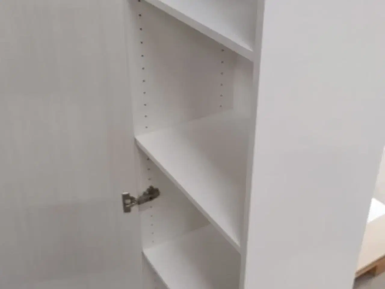 Billede 2 - 4 stk. usamlet højskabe H: 195,2 x B: 50 x D: 34,0 med låge og 16 hylder