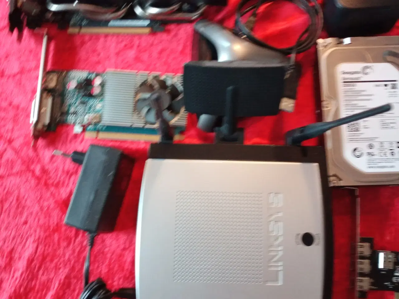 Billede 3 - kæmpe rode bunke af hardware og kabler