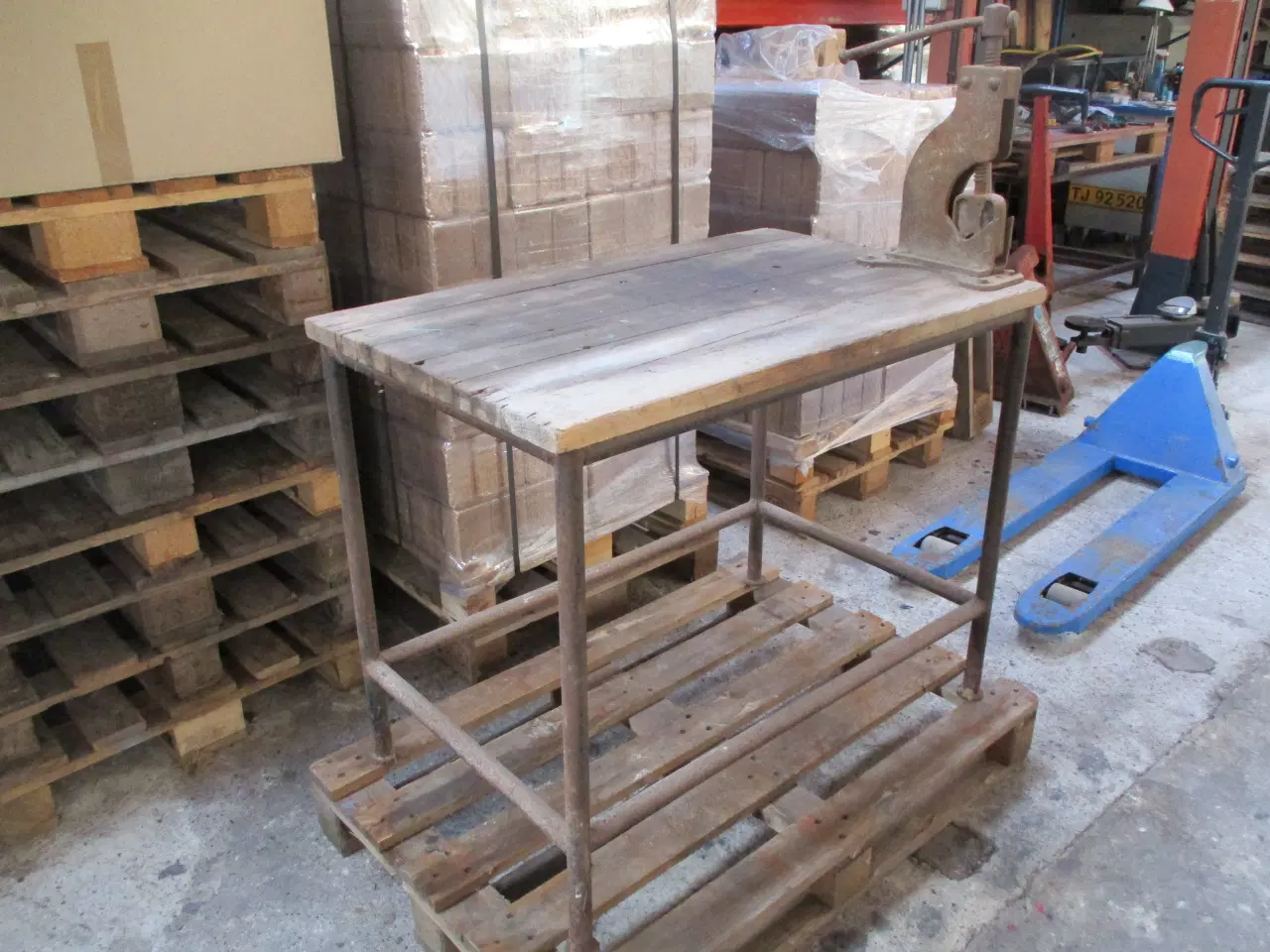 Billede 2 - Bord med kraftig rørskruestik