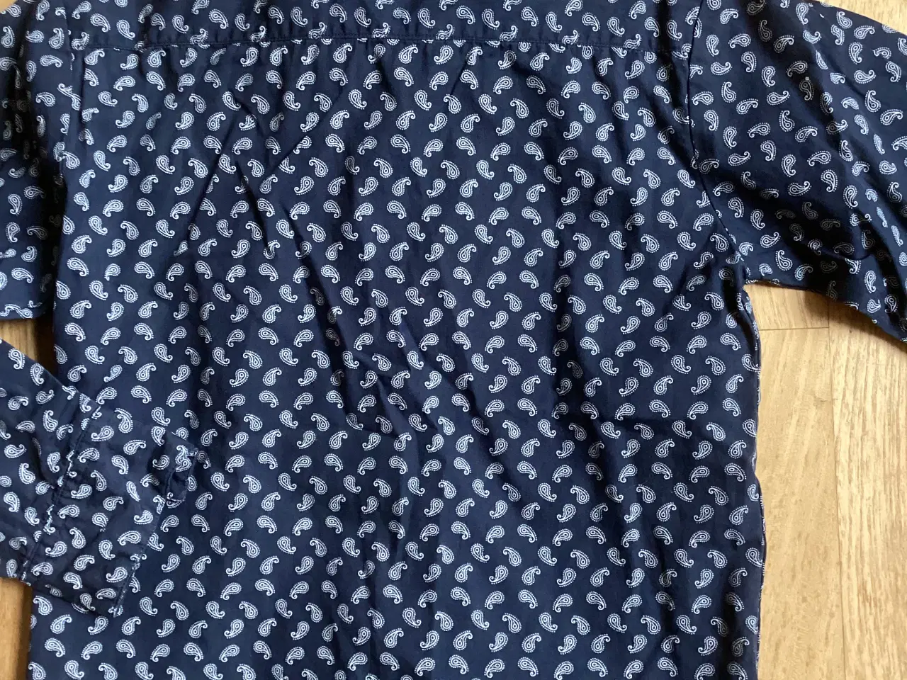 Billede 3 - Mørkeblå med mønster skjorte 