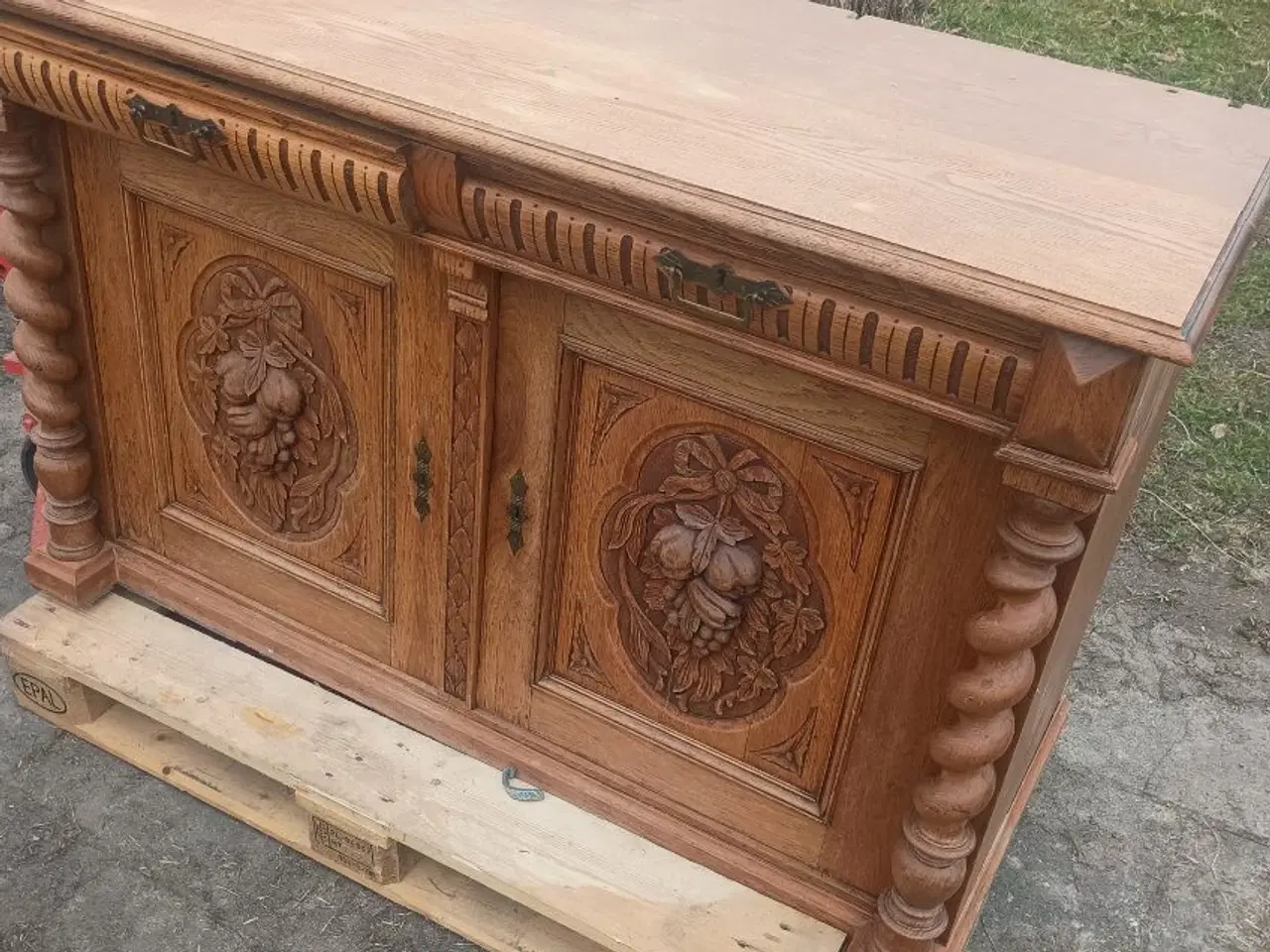 Billede 2 - FLOT ANTIK SKÆNK I EGETRÆ MED UDSKÆRINGER