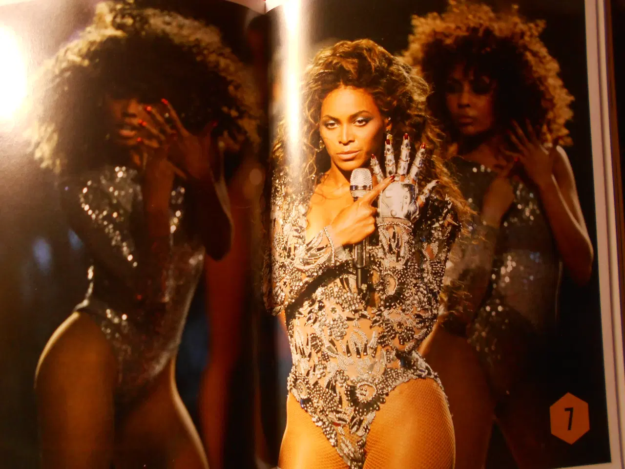 Billede 2 - Beyoncégrafika, Chris Roberts,