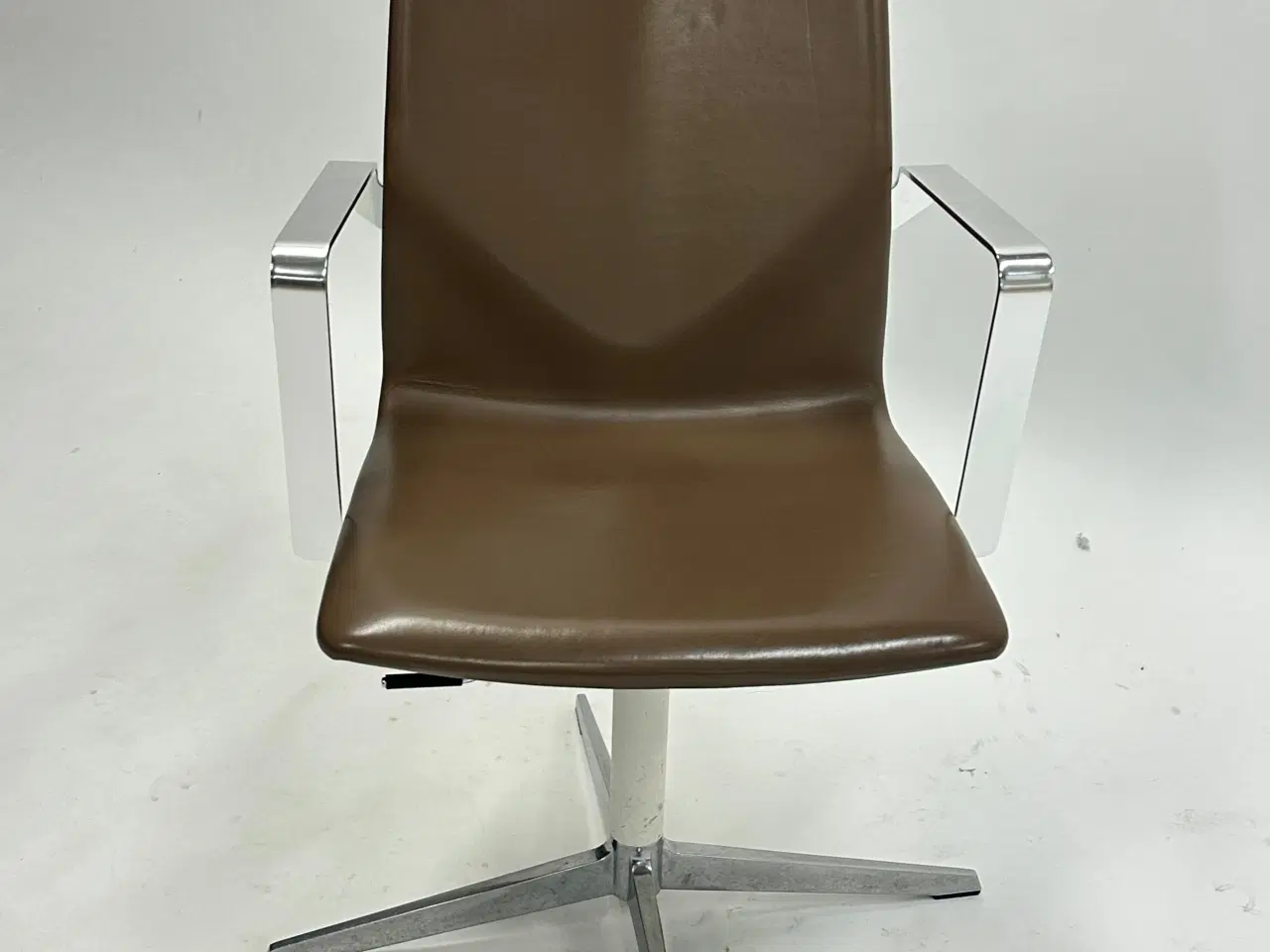 Billede 3 - Four Design - 4-Cast® XL Mødestol (Mørkebrun m. krom armlæn)