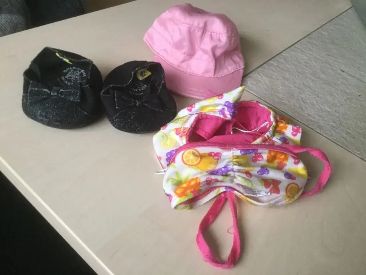 Billede 1 - Sko, kasket og bikini 10 kr stk