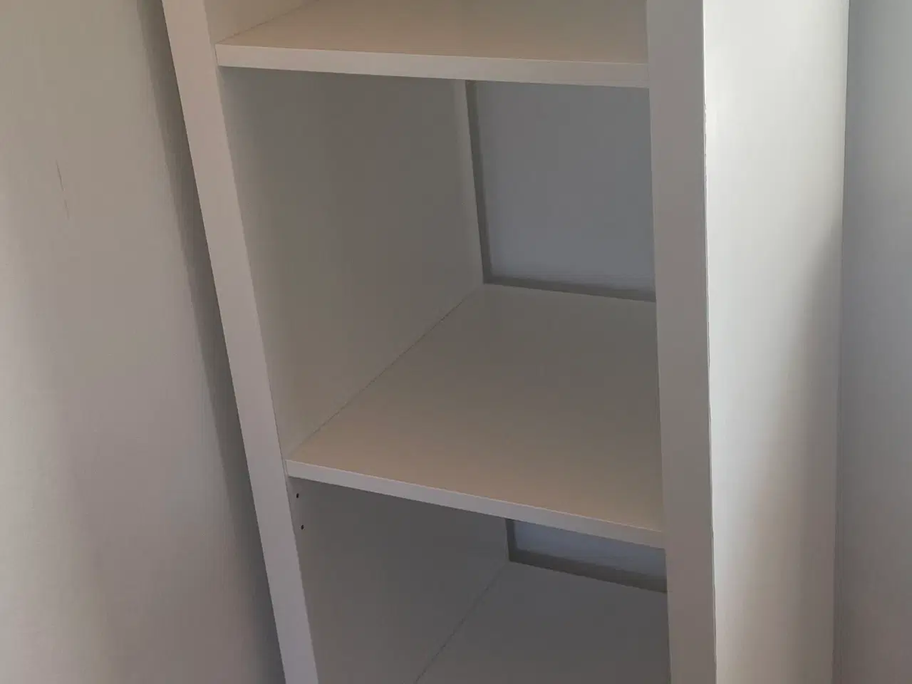 Billede 2 - IKEA Hvid Bogreol 