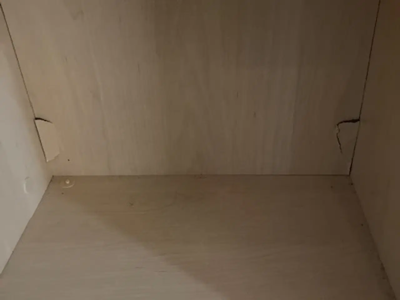 Billede 2 - Reol på hjul med 8 rum sælges.