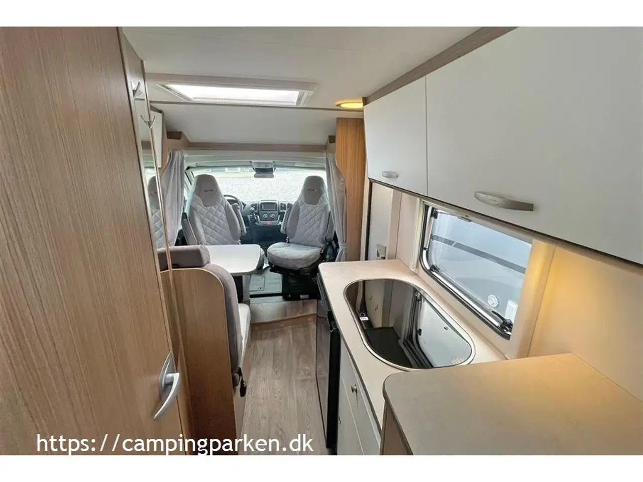 Billede 4 - 2022 - Carado V337 Edition 15   Kompakt autocamper med enkeltsenge, 140 hk og kun kørt 12.200 km