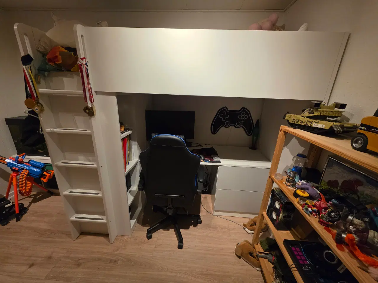 Billede 2 - Ikea højseng, hvid/med skrivebord med 4 skuffer