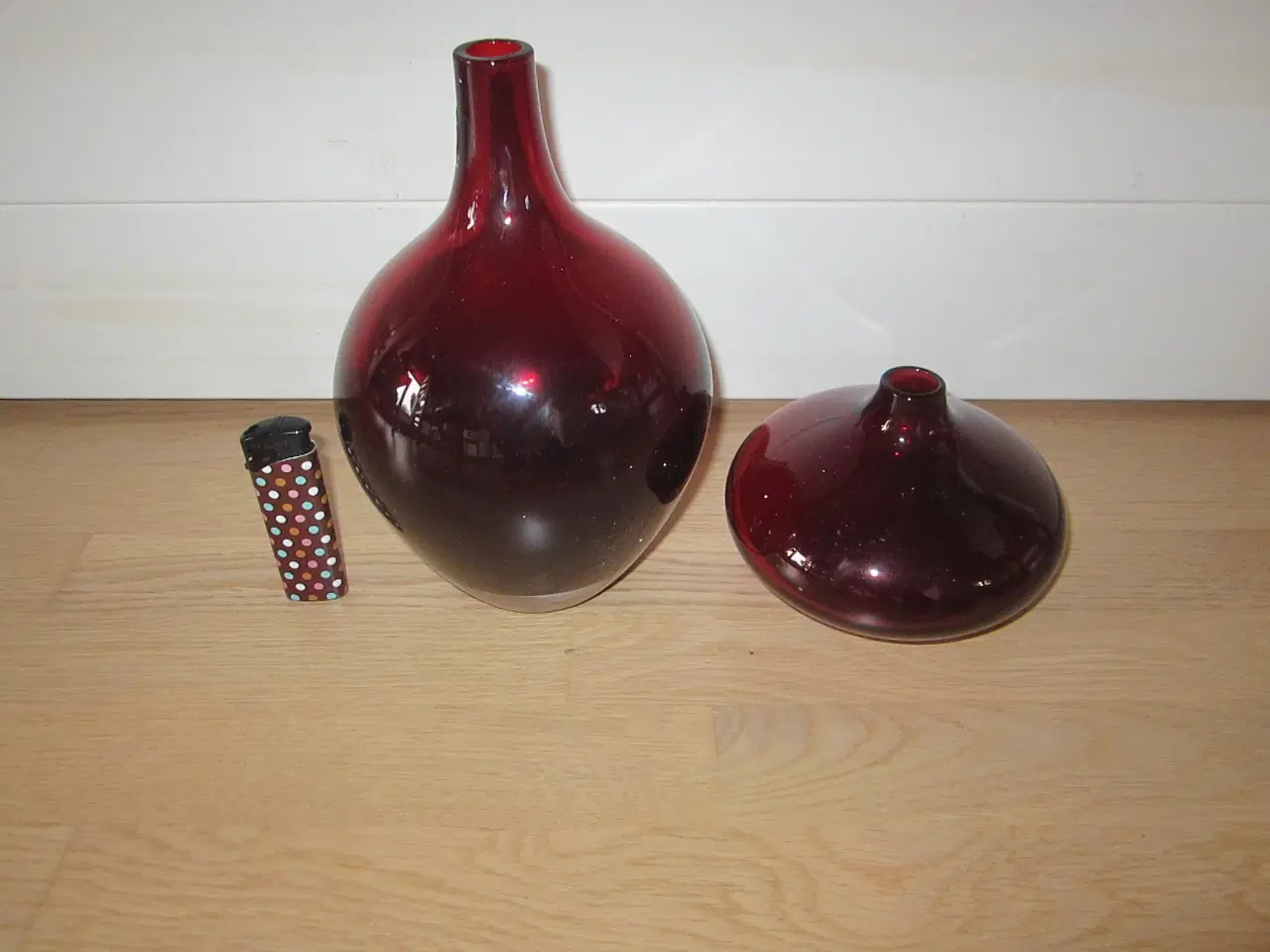 Billede 2 - 2 skønne røde  vaser, den største 21 cm i H samlet