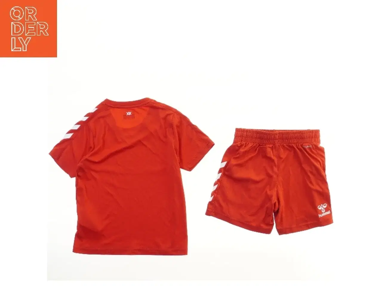 Billede 2 - Rød fodboldsæt - sportsdragt og shorts fra Hummel (str. 128)