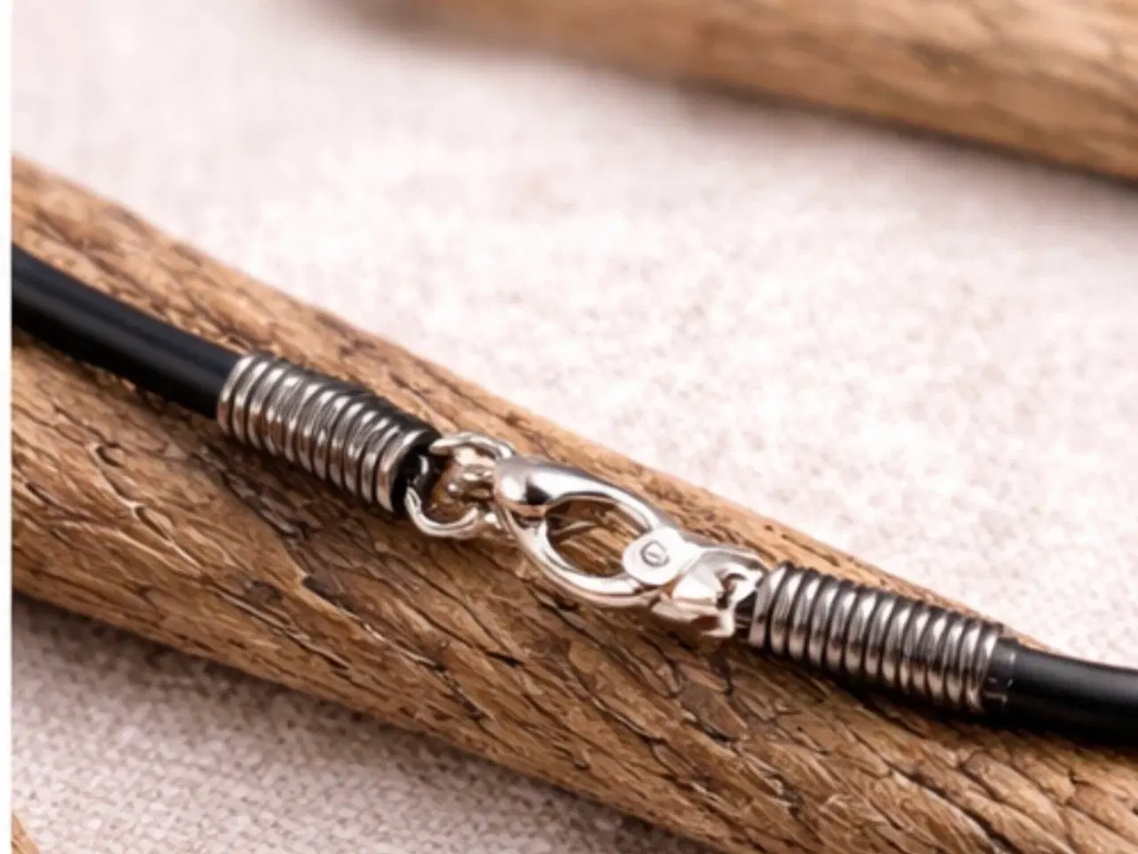 Billede 5 - Læderarmbånd med blå glasperler