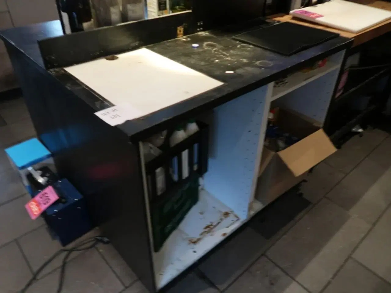 Billede 17 - 2 stk. Skabe med indhold