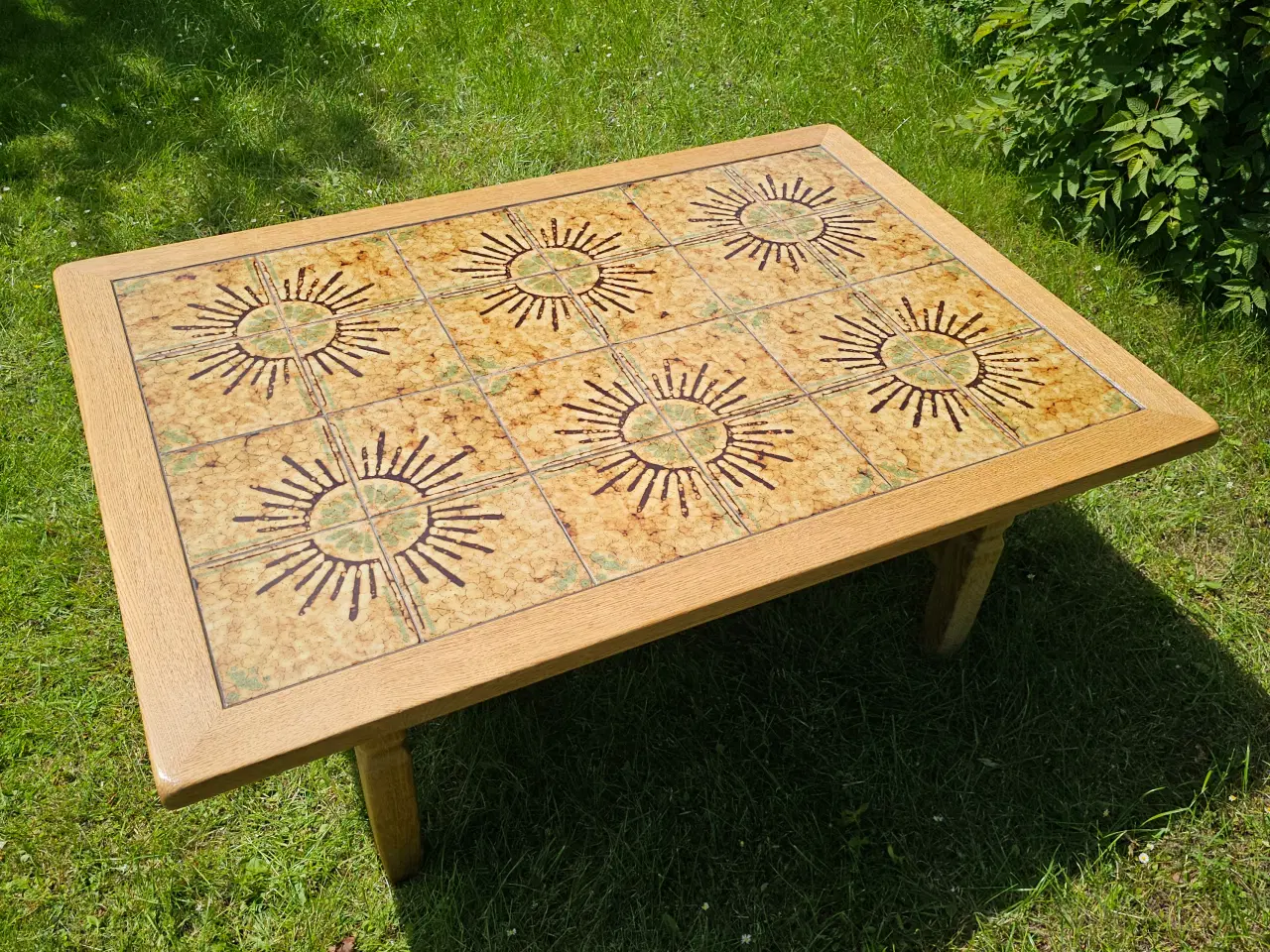 Billede 3 - Dansk kakkelbord med sol-mønster – super god stand