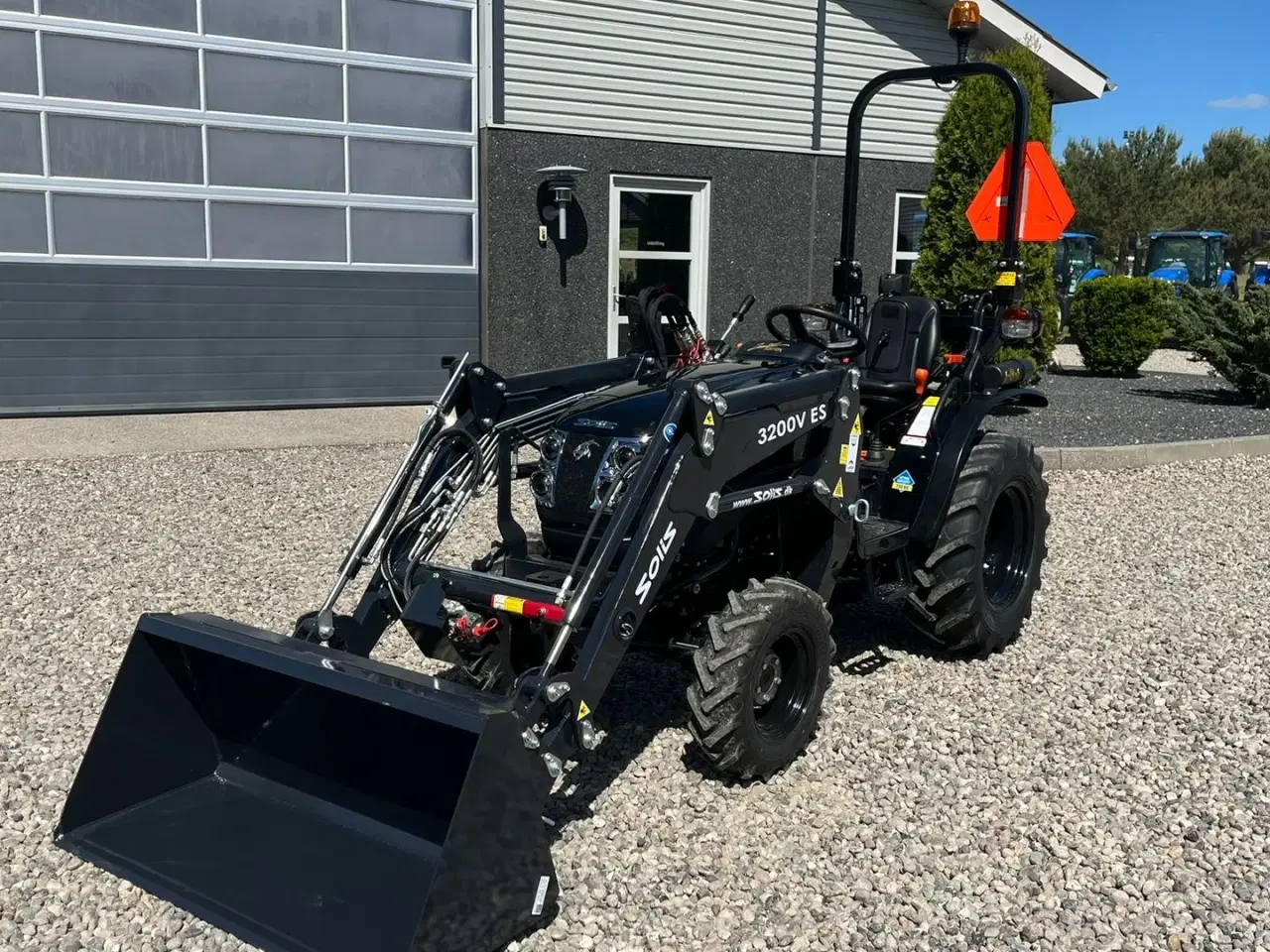 Billede 2 - Solis S26 6+2 gearmaskine Limited Edition i sort med brede hjul og Fuldhydraulisk frontlæsser