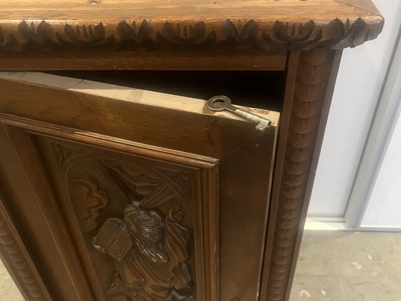 Billede 5 - Vintage barskab m/ udskæring af Moses og de 10 bud