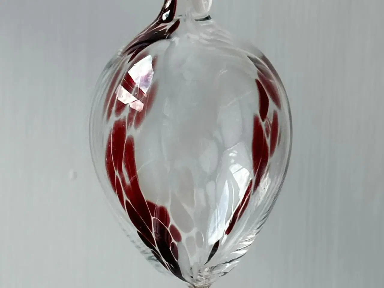 Billede 6 - Håndlavet glasornament, klar m rød og hvid melering