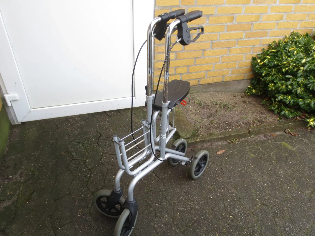 Billede 5 - 1 stk Rollator der kan foldes sammen 