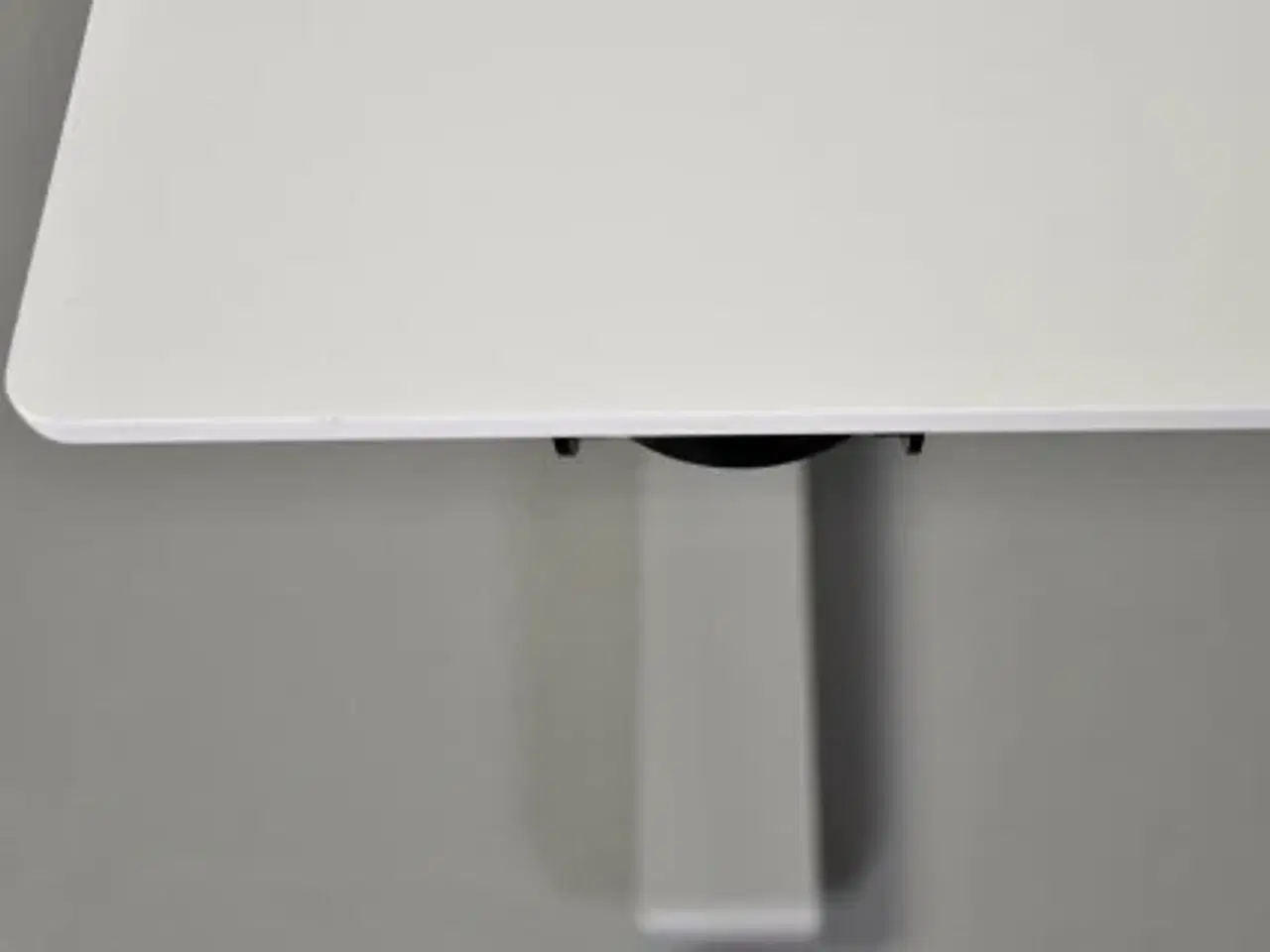 Billede 8 - Hæve-/sænkebord med hvid plade med mavebue på alugrå stel