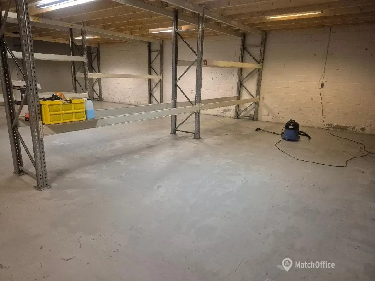 Billede 10 - Lager med stor port. let adgang m. palleløfter/truck/bil - plan med jord. - 198m2