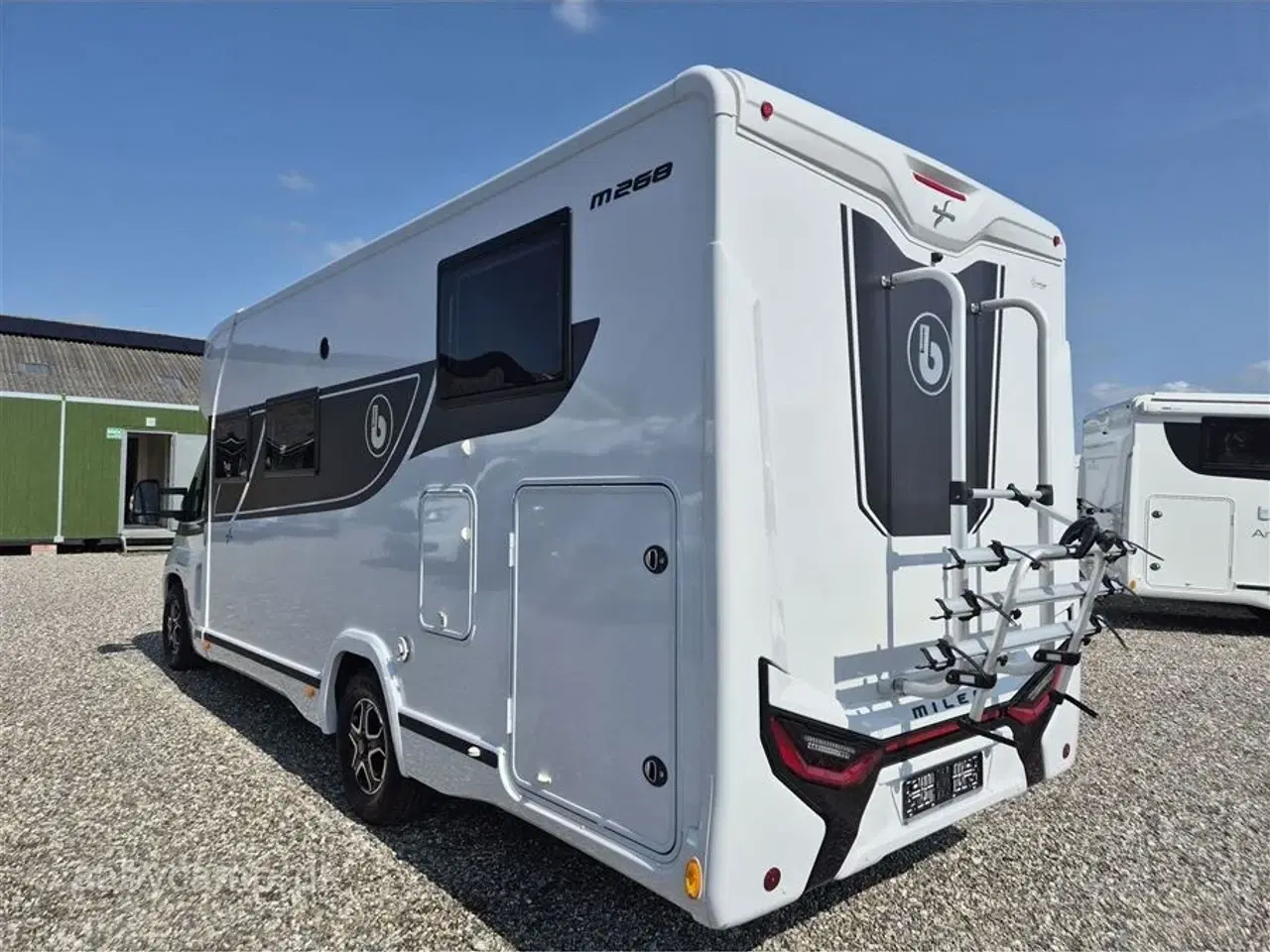 Billede 3 - 2024 - Benimar Mileo 268   NK Pakke. Automatgear. solceller. markise. 200 Ah Lithium Batteri. 2000w inverter. Maxfann. kun 16,000 km. den har fået en omgang ceramic coating så den er nem at holde.