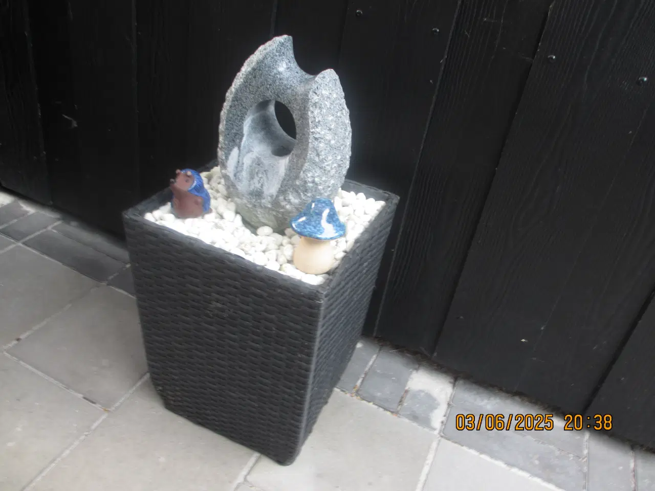 Billede 1 - springvand i granit