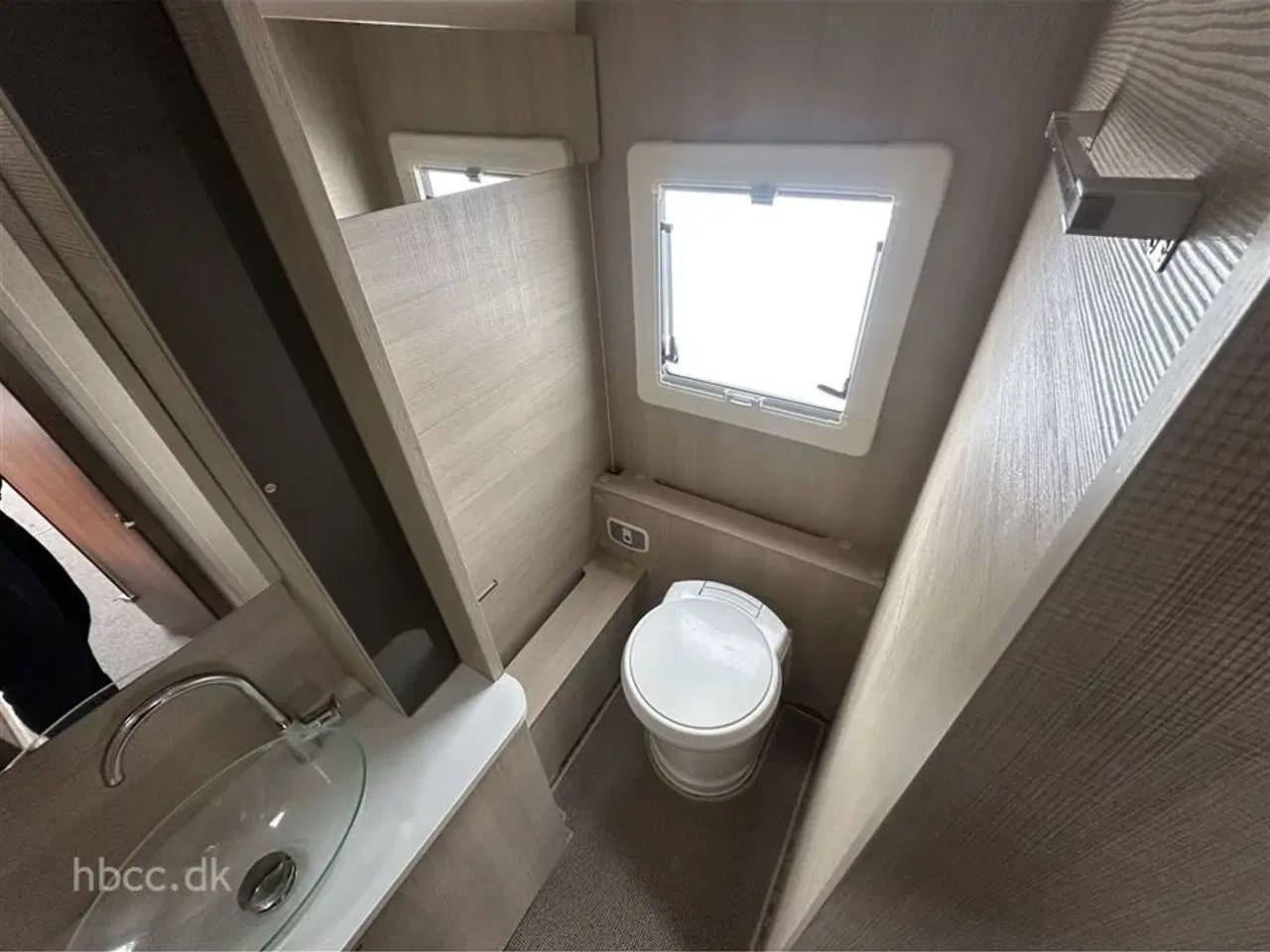 Billede 7 - 2015 - Adria Alpina 613 UT   Adria Alpina 613 UT (2015) – Luksus helårsvogn med mover og enkeltsenge