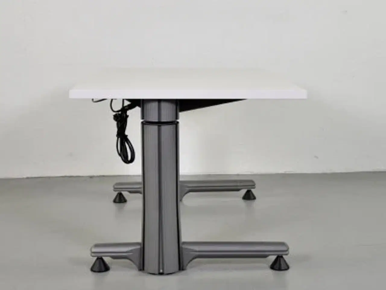 Billede 4 - Hæve-/sænkebord med hvid plade på grå stel