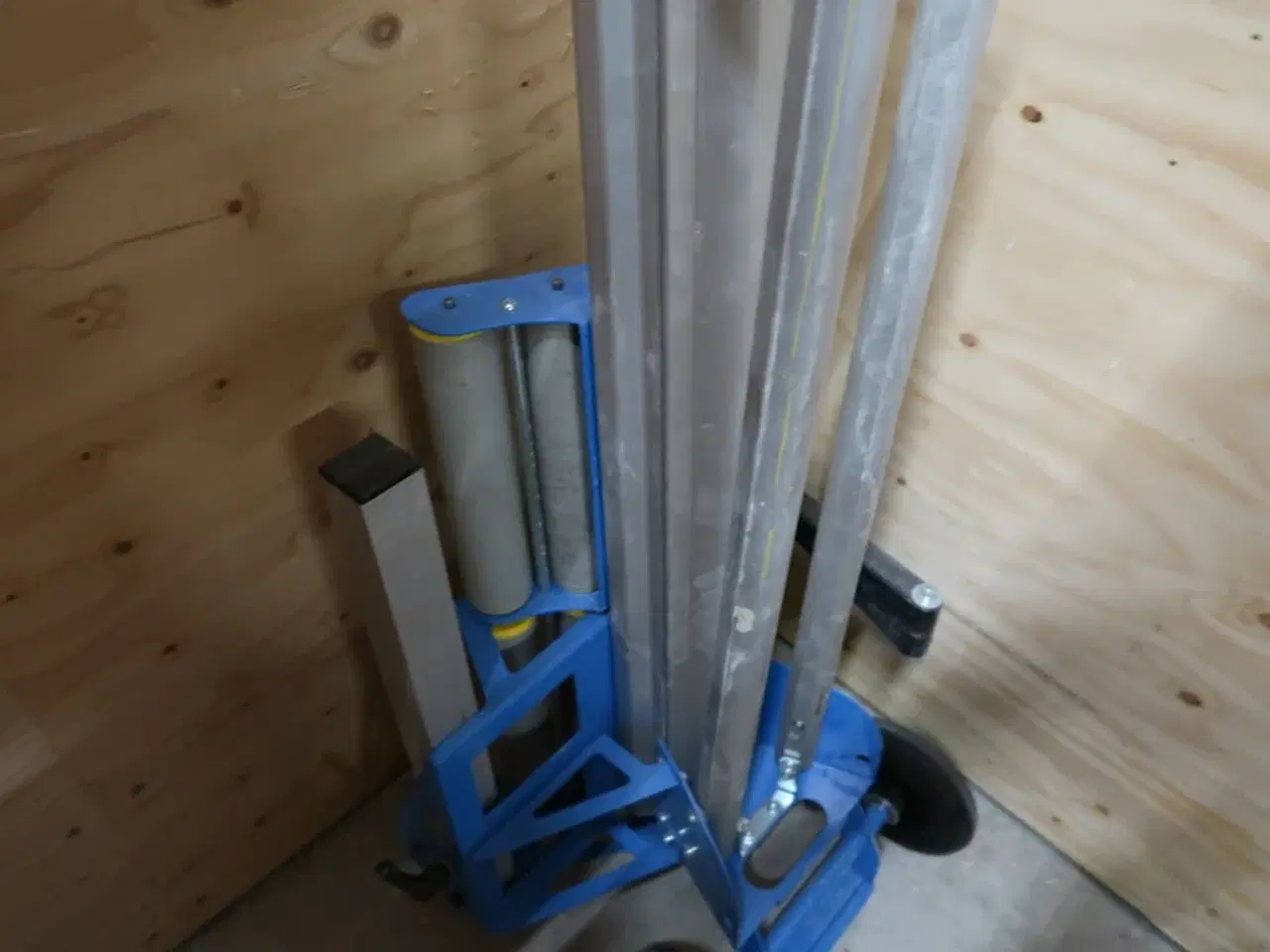 Billede 4 - Arbejdsbord med kabelafruller LINDAB