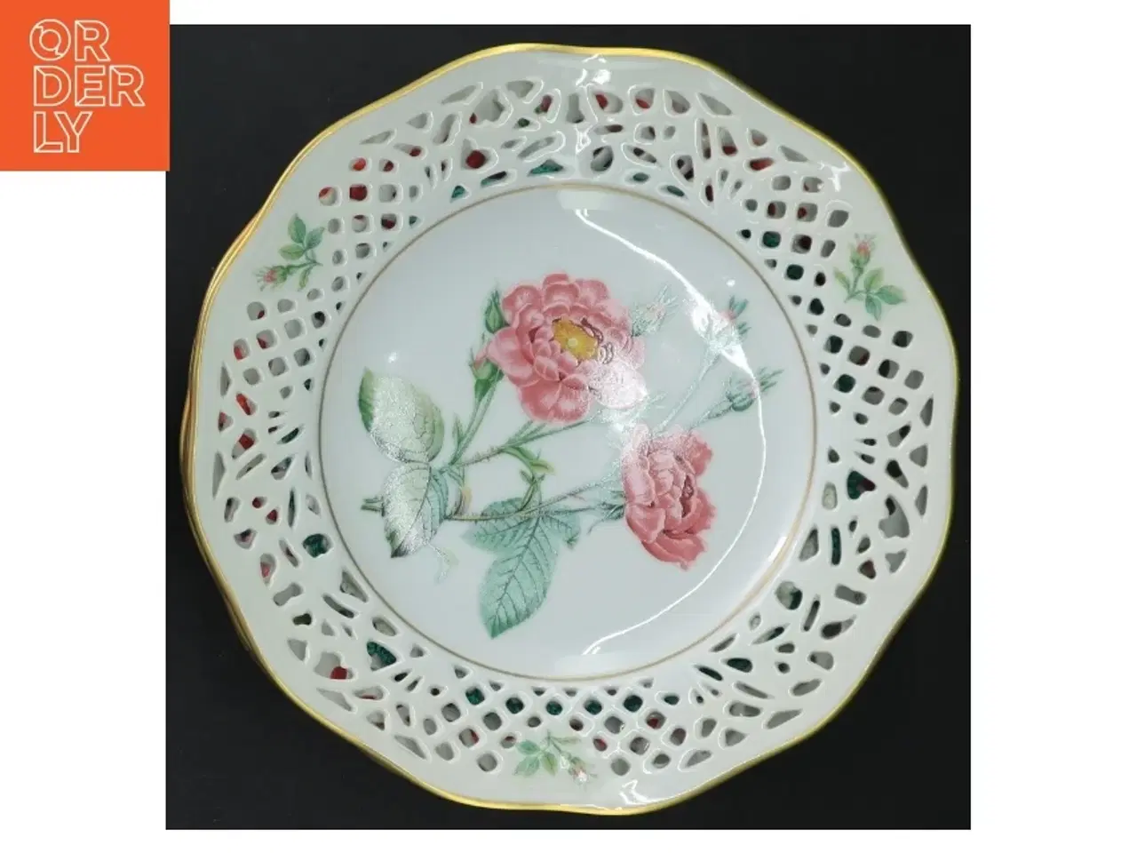 Billede 9 - Porcelænstallerken med gennembrudt kant og rosendekoration fra Firkløveren