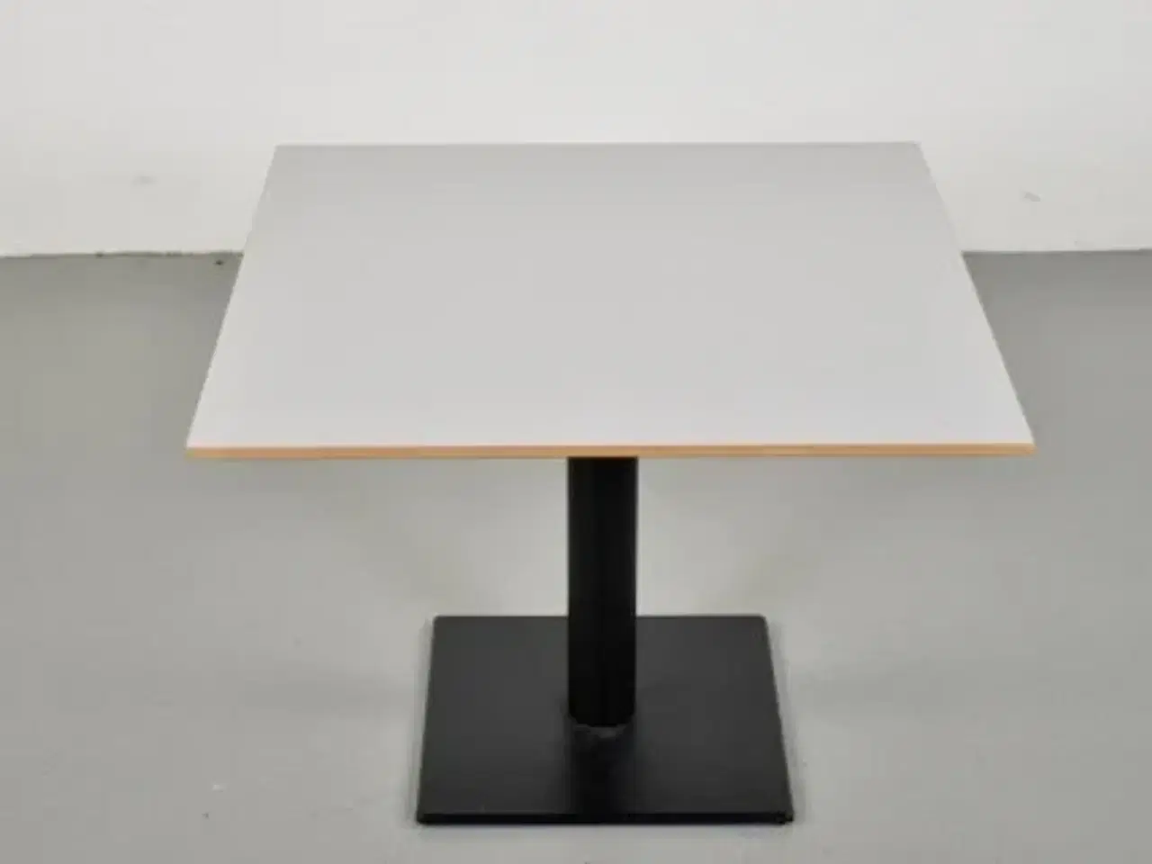 Billede 4 - Lavt cafebord fra zeta furniture med lysegrå plade og sort fod.