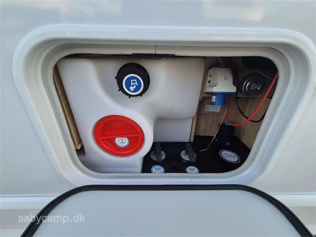 Billede 23 - 2018 - Knaus Sky TI 700 MEB Automatgear. Solceller. Batteri. cykelstativ. Elektrisk indgangstrin. Elektrisk Markise. Anhængertræk. KUN 35,700 KM!!!