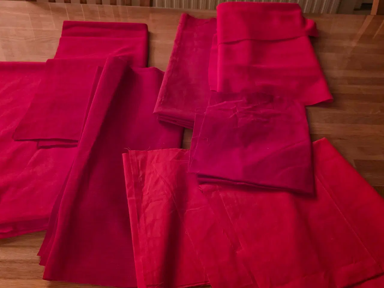 Billede 5 - Kvalitets stof, røde nuancer.