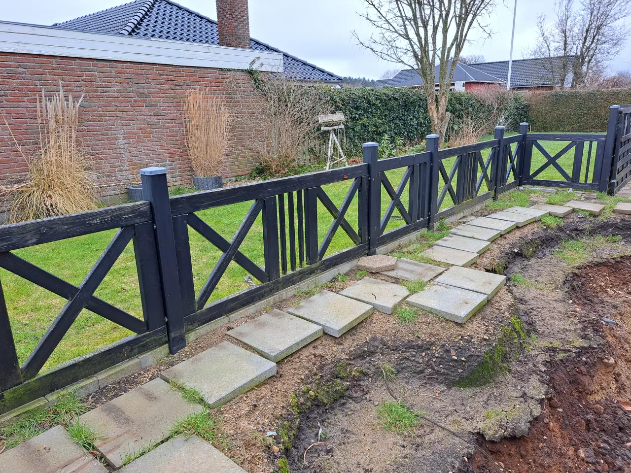 Billede 2 - Have hegn sort træ.