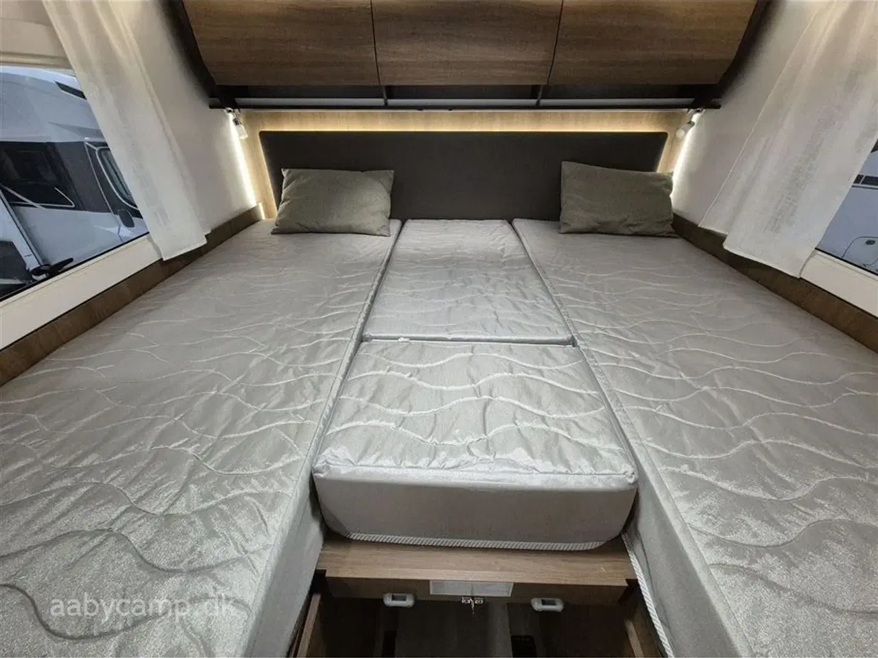 Billede 22 - 2024 - Benimar Amphitryon 967 Northautokapp   Nk.Pakke. Automatgear. solceller. 200Ah Lithium. 2000W inverter. luftundervogn på bagaksel. Hydrauliske støtteben. Alarm. Gasbageovn. Elektrisk tømning af frisk/spildevand. 3m vandfilter. tv samt internet antenne. Kan vejes op til 4400 kg.